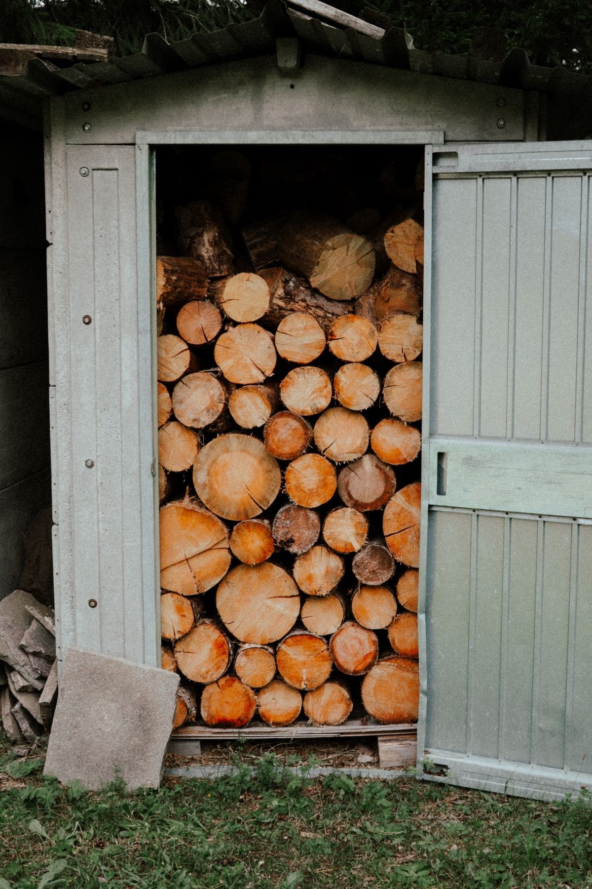 Bien stocker son bois de chauffage avant l'hiver